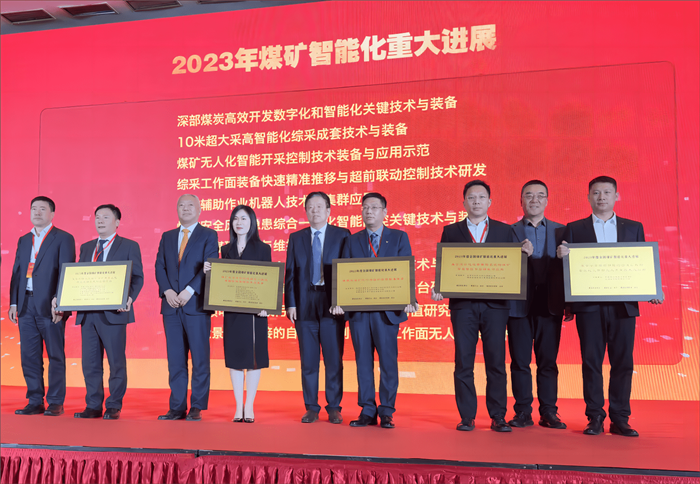 3、运维薛忠新领奖_new.png